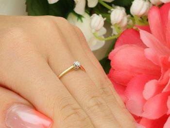 Subtelny złoty pierścionek zaręczynowy 585 z diamentem 0,09 ct, barwa H, czystość SI. Idealny na zaręczyny i wyjątkowe okazje. Elegancja i ponadczasowy design.4.jpg